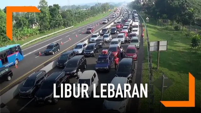 Memasuki hari kedua Idul Fitri, kawasan Puncak, Bogor terpantau macet parah. Sistem satu arah menuju Puncak akan diberlakukan hingga hari Minggu.