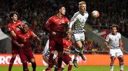 Pemain Denmark Daniel Wass (kanan) berebut bola dengan para pemain Portugal pada laga Kualifikasi Piala Eropa 2016 Grup I di Municipal stadium, Braga, Kamis (8/10/2015). Portugal menang atas Denmark1-0. (AFP Photo/Francisco Leong)