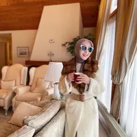 Syahrini tampil modis pakai coat winter dengan aksen bulu pada hoodie. Aksesori ikat pinggang pun buat tampilannya penuh gaya. [Instagram].