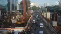 Kendaraan melintas di lokasi kebocoran pipa gas di depan Kantor BNN, Cawang, Jakarta, Kamis (15/3). Pipa gas milik Perusahaan Gas Negara (PGN) kembali bocor, diduga akibat pekerjaan proyek tiang pancang Light Rail Transit (LRT). (Merdeka.com/Imam Buhori)