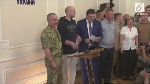 Wartawan Rusia Arkady Babchenko hari Rabu, 30 Mei, muncul di sebuah konferensi pers di ibu kota Ukraina kurang dari 24 jam setelah polisi melaporkan ia ditembak dan tewas di gedung apartemennya di Kiev.