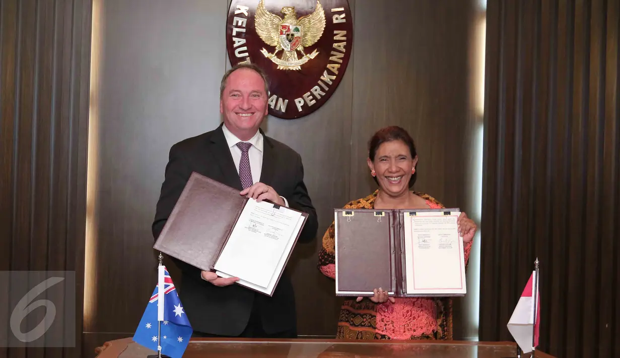 Menteri Pertanian dan Sumber Daya Air Australia, Hon Barnaby Joyce dan Menteri Susi Pudjiastuti memperlihatkan MoU kerjasama, Jakarta, Rabu (7/10/2015). Indonesia dan Australia sepakat memberantas praktik illegal fishing.(Liputan6.com/Angga Yuniar)