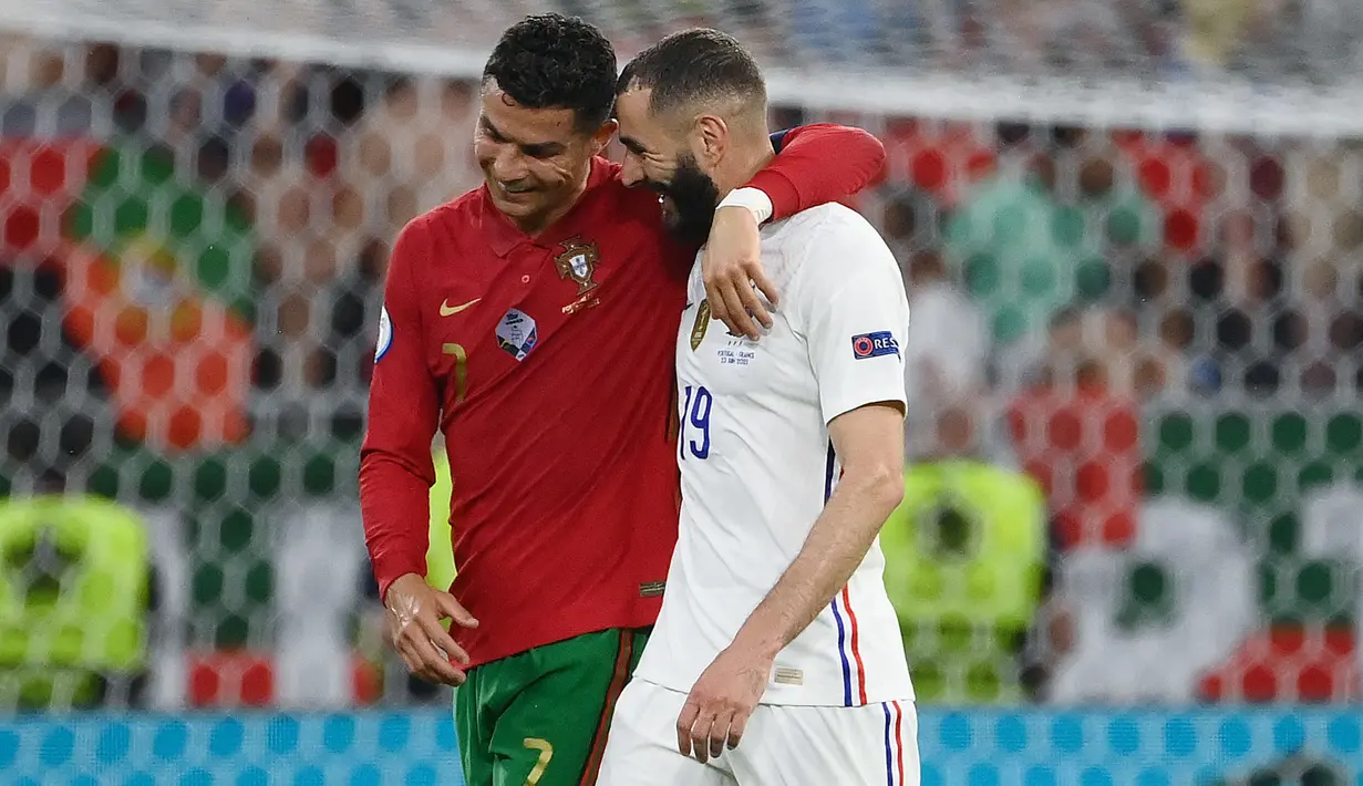 Cristiano Ronaldo dan Karim Benzema bersama-sama meninggalkan lapangan saat paruh waktu pertandingan ketika pertiandingan Grup F Euro 2020 antara Portugal melawan Prancis yang berlangsung di Puskas Arena, Budapest pada Rabu (23/06/2021). (AP/Pool/Franck Fife)