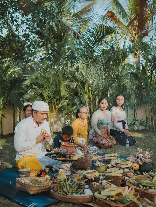 Melansir dari Wikipedia, Melaspas adalah upacara pembersihan dan penyucian bangunan yang baru selesai dibangun atau baru ditempati. [Instagram/farahquinnofficial