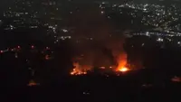 Kebakaran terjadi di Gudang Amunisi Artileri Medan (Armed) TNI di perbatasan antara Kota Bekasi, dan Kabupaten Bogor Jawa Barat, Sabtu malam (30/3/2024). (Foto: Tangkapan layar dari akun Instagram @fritzdby).