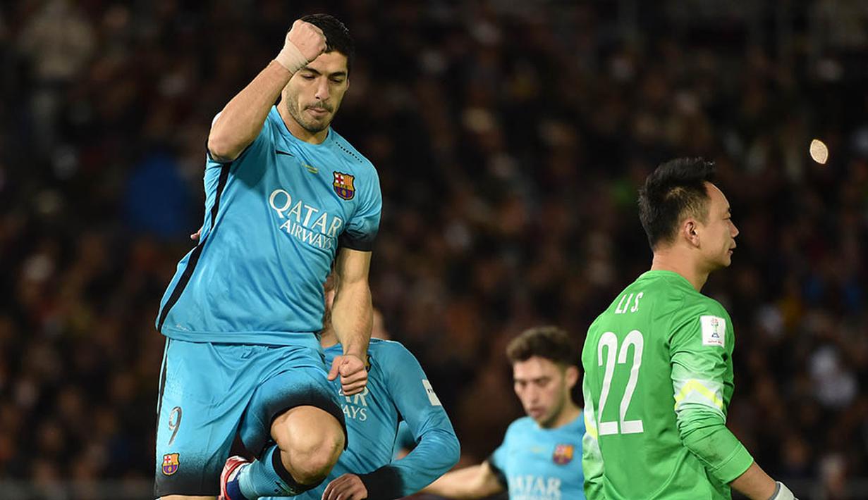 Mantan pemain Liverpool, Luis Suarez melompat usai mencetak gol kemenangan Barcelona pada ajang Piala Dunia Antarklub. (AFP/Kazuhiro Nogi)