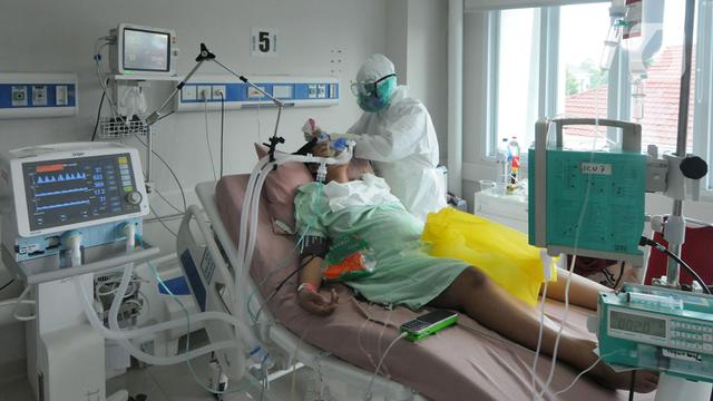 FOTO: Perjuangan Paramedis Merawat Pasien COVID-19 di RSUD Kota Bogor