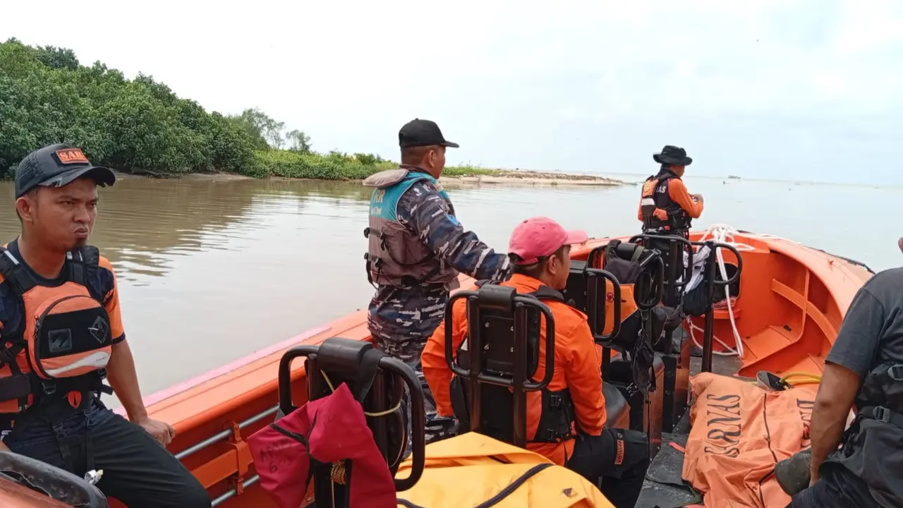 Kapal Nelayan Tenggelam Dihantam Ombak Besar di Lampung Timur, 2 ABK Hilang
