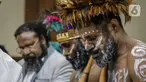 Anes Tabuni dan Ambrosius Mulait jelang mengikuti sidang lanjutan kasus pengibaran bendera bintang kejora di PN Jakarta Pusat, Senin (20/1/2020). Saat sidang, dua terdakwa kasus tersebut ngotot memakai koteka. (Liputan6.com/Faizal Fanani)