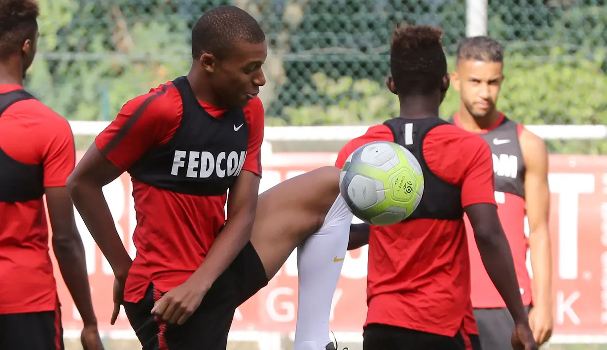 Penyerang AS Monaco, Kylian Mbappe Lottin berusaha mengontrol bola saat mengikuti sesi latihan di La Turbie, Monaco (11/8). PSG dikabarkan harus membayar Monaco sebesar 180 juta euro (Rp 2,8 Triliun). (AFP Photo/Valery Hache)