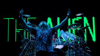 Atraktifnya Konser Dream Theater di Solo Hipnotis Ribuan Penonton
