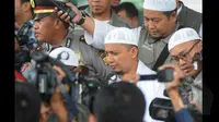 Arifin Ilham memberikan keterangan pada wartawan usai menyambangi KPK, Jakarta, Selasa (27/1/2015). kehadiran Ustadz Arifin Ilham ke KPK sebagai agenda rutin memberikan ceramah kepada seluruh karyawan KPK. (Liputan6.com/Herman Zakharia)