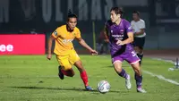 Pemain Persita Tangerang, Bae Sin-yeong (kanan) berusaha melewati pemain Persik kediri, Samsul Arifin saat laga pekan pertama BRI Liga 1 2022/2023 antara Persita Tangerang melawan Persik Kediri di Indomilk Arena, Tangerang, Senin (25/07/2022). (Bola.com/Bagaskara Lazuardi)