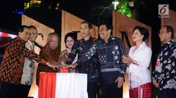 Presiden RI, Joko Widodo (keempat dari kanan) bersama sejumlah menteri dan Gubernur DKI Jakarta Djarot Saiful Hidayat meresmikan Simpang Susun Semanggi di Jakarta, Kamis (17/8). (Liputan6.com/Helmi Fithriansyah)