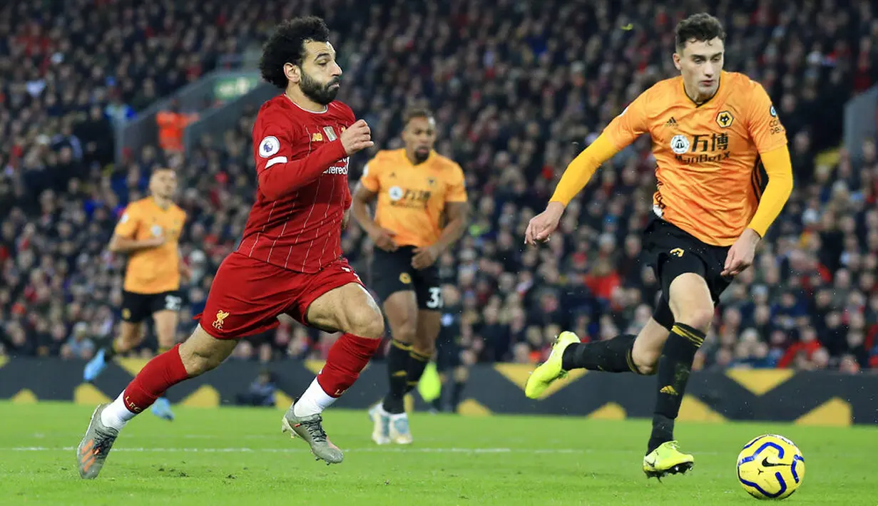 Penyerang Liverpool, Mohamed Salah, mengejar bola saat melawan Wolverhampton Wanderers pada laga Premier League 2019 di Stadion Anfield, Minggu (29/12). Liverpool menang 1-0 atas Wolverhampton. (AP/Jon Super)