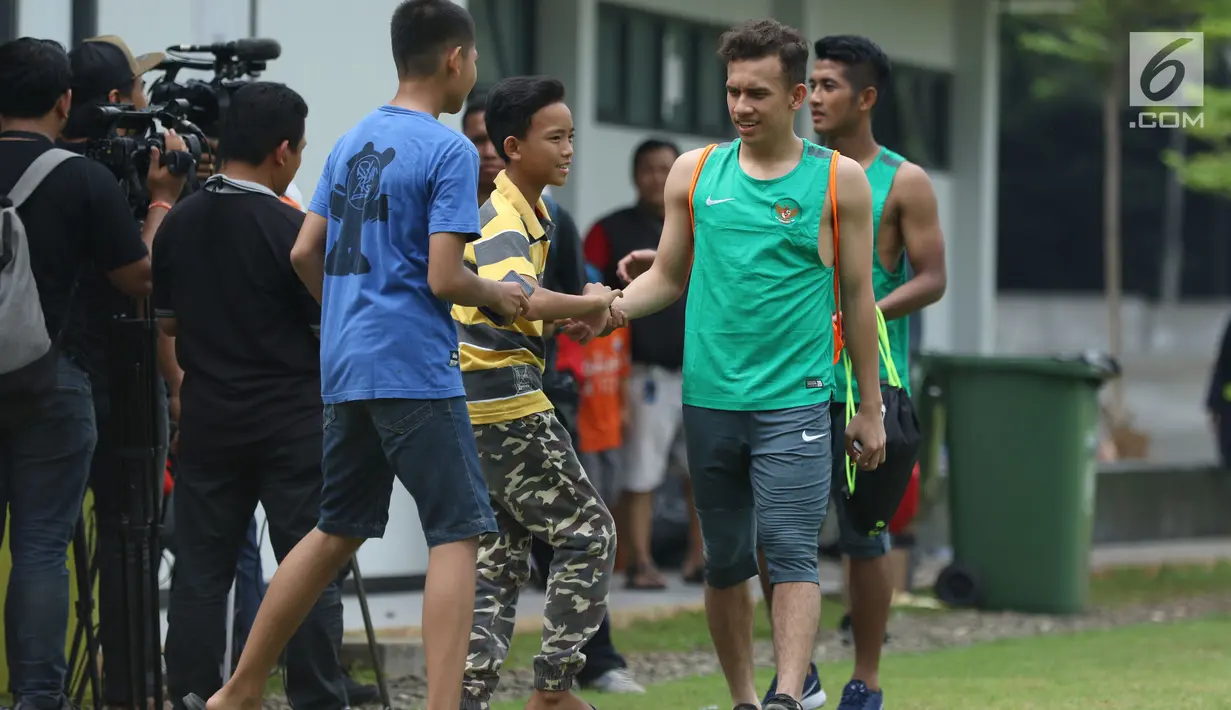 Pesepakbola, Egy Maulana Vikri menyapa penonton usai latihan bersama Timnas Indonesia U-23 di Senayan, Jakarta, Sabtu (17/3). Egy yang kini tergabung dalam skuat Lechia Gdansk pulang ke tanah air untuk mengikuti latihan. (Liputan6.com/Helmi Fithriansyah)