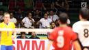 Ketua PBVSI, Imam Sudjarwo (tengah) menyaksikan laga final Kejuaraan Voli Putra Asia 2017 di GOR Tri Dharma, Gresik, Selasa (1/8). Jepang menjadi kampiun usai menumbangkan Kazakhstan 3-1. (Liputan6.com/Helmi Fithriansyah)