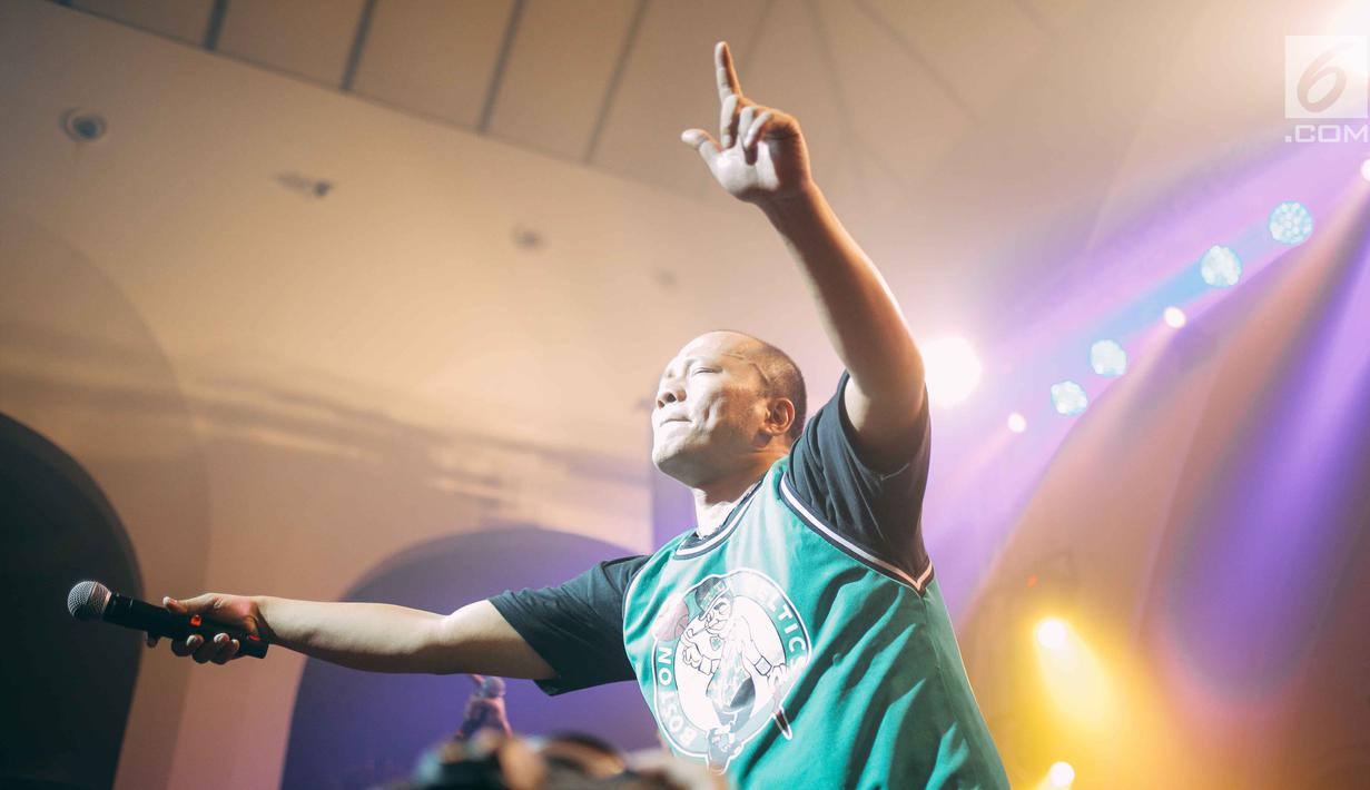 Aksi Rapper Iwa K saat menggelar konser Batman Kasarung di The Pallas, SCBD, Jakarta, Selasa (4/4). Dalam konser ini Iwa K tampil dengan membawakan lagu pertamanya Nombok Dong dilanjutkan Musafir Malam. (Liputan6.com/Faizal Fanani)