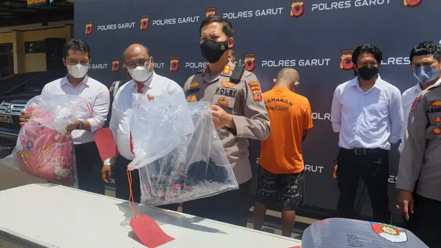 Kapolres Garut AKBP Wirdhanto Hadicaksono menunjukan beberapa barang bukti yang digunakan YAK saat menghabisi nyawa Deti yang merupakan istrinya, akhir 2020 lalu.