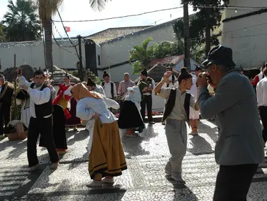 Sejumlah warga menari tarian tradisional khas Funchal, Portugal. Kota ini merupakan tempat bintang Real Madrid, Cristiano Ronaldo, lahir dan dibesarkan. (Bola.com/Reza Khomaini)