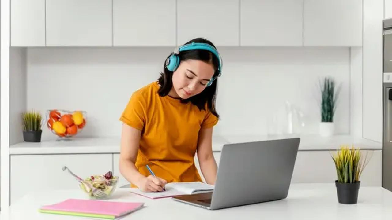 Ilustrasi wanita yang rajin belajar dan tak kenal lelah (Foto dok : Freepik/freepik).
