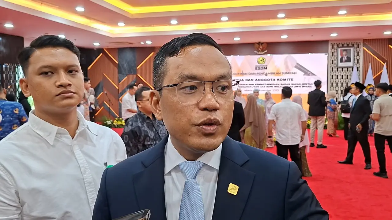 Direktur Utama PT Pertamina (Persero), Simon Aloysius Mantiri di Kantor Kementerian ESDM, Jakarta, Senin (10/11/2025). (Liputan6.com/Arief)
