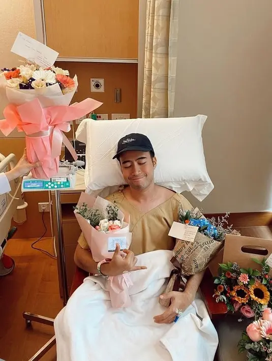 Kini, kanker dalam tubuhnya mulai menyebar ke beberapa bagian. Ia mengaku curiga karena tensi darahnya yang selalu tinggi. [Instagram/vidialdiano]