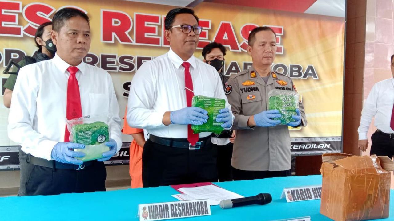 Tersangka RA mengaku kehabisan akal untuk mencari uang yang semestinya diperuntukkan biaya sekolah anaknya. Terlebih, upah yang dijanjikan sangat besar, yakni Rp20 juta.