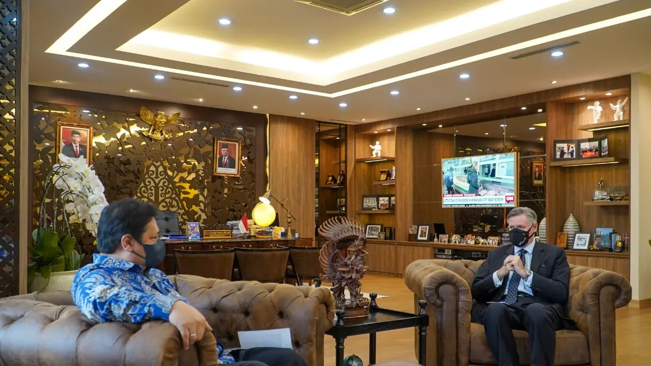 Menteri Koordinator Bidang Perekonomian Airlangga Hartarto bertemu dengan Duta Besar Selandia Baru untuk Indonesia H.E. Kevin Burnett ONZM. Pertemuan tersebut membahas prioritas Indonesia dalam Presidensi G20 tahun 2022. (Dok ekon.go.id)
