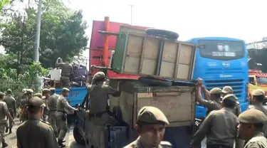 Pemkot Jakarta Timur merazia parkir liar dan pedagang kaki lima (PKL) di sepanjang Jalan Raya Bogor Ciracas jelang perhelatan Asian Games 2018