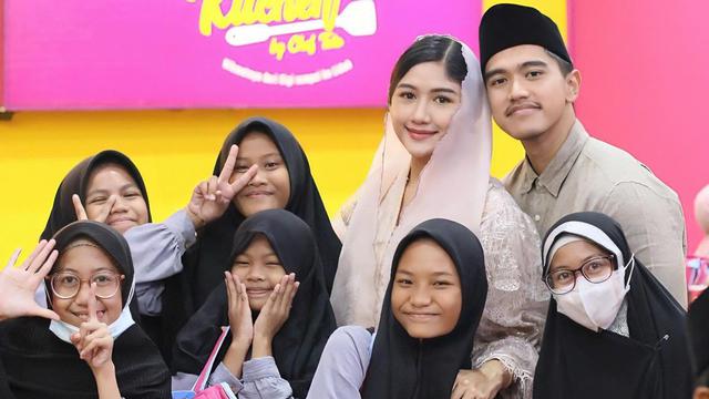 6 Gaya Elegan Erina Gudono Kenakan Kaftan Lace Saat Bukber Anak Yatim, Pakai Gelang Tridatu Bali yang Penuh Makna