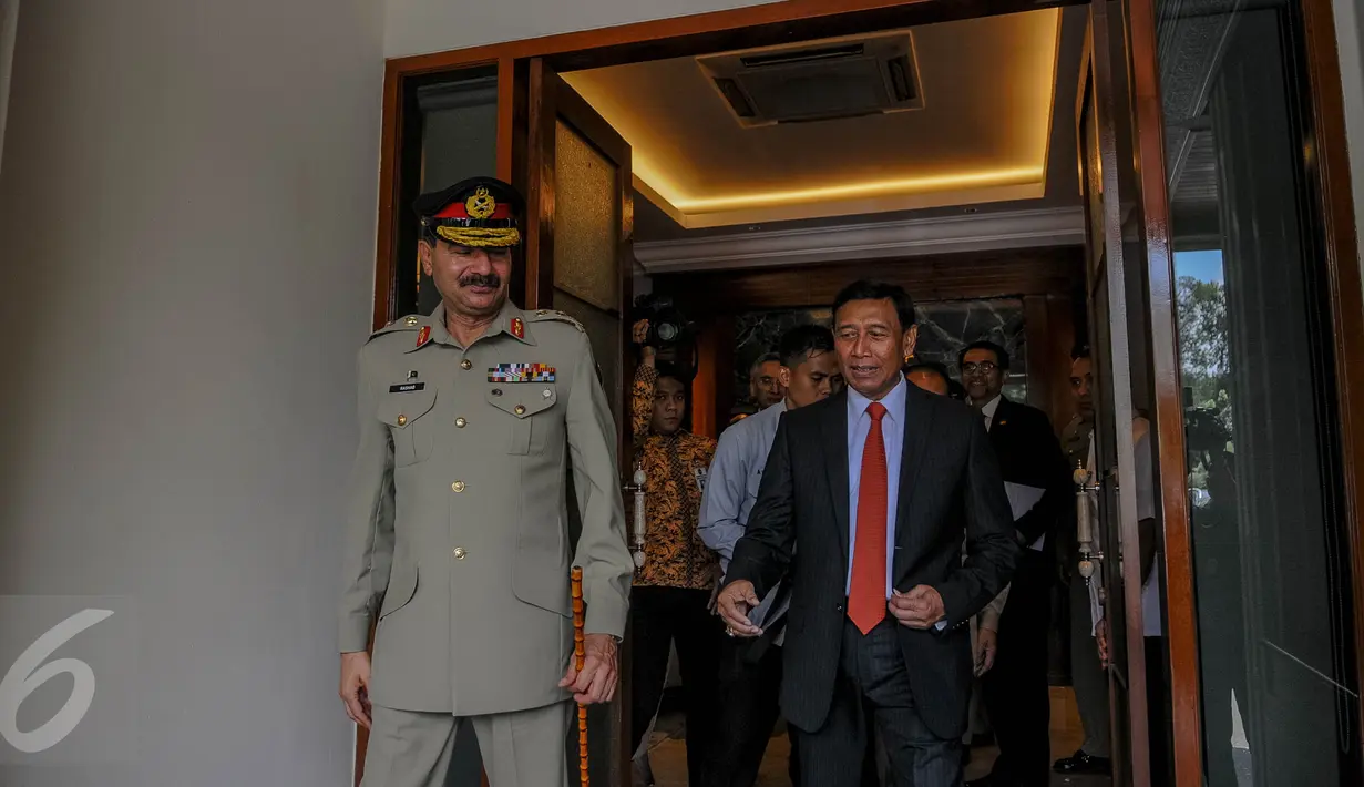 Jenderal Rashad Mahmood (kiri) bersama Menkopolhukam Wiranto (kanan) berbincang usai pertemuan tertutup di Kemenkopolhukam, Jakarta, Selasa (20/9). Rashad Mahmood juga beri ucapan selamat kepada Wiranto sebagai Menkopolhukam. (Liputan6.com/Faizal Fanani)
