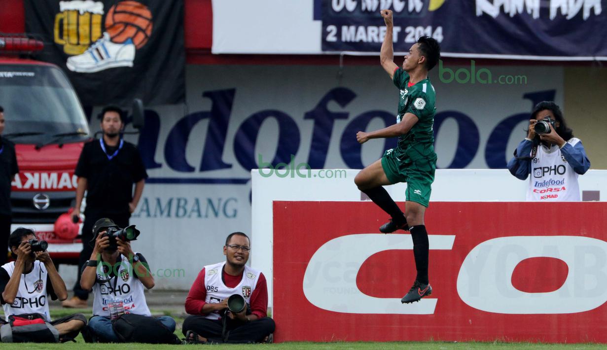 Selebrasi gol Busari striker PSS Sleman saat melawan Bali United pada turnamen sepak bola Bali Island 2016 di Stadion Gelora Samudra, Kuta Bali, Selasa (23/2/2016). (Bola.com/Peksi Cahyo)