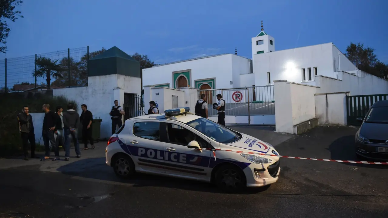 Petugas polisi berdiri di depan Masjid Bayonne di barat daya Prancis. (Gaizka Iroz / AFP)