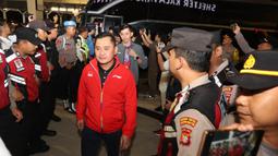 Sekjen PP PBSI sekaligus Ketua Tim Pokja PBSI untuk Olimpiade Paris 2024, Muhammad Fadil Imran memimpin para juara All England 2024 memasuki Terminal 3 saat acara penyambutan di Bandara Soekarno Hatta, Tangerang, Banten, Senin (18/3/2024) malam WIB. (Bola.com/M Iqbal Ichsan)