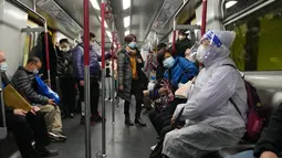 Penumpang mengenakan masker dan pelindung wajah, duduk di kereta di Hong Kong, 23 Februari 2022. Warga Hong Kong semakin kesal dengan desakan pemerintah untuk tetap berpegang pada strategi "nol-COVID" ketika kota itu mencatat rekor jumlah kasus baru lainnya pada hari Rabu. (AP Photo/Vincent Yu)