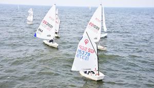 Memasuki hari kedua pelaksanaan Indonesia Regatta Series I dan Kejuaraan Nasional (Kejurnas) Layar 2026, TNI AL terus memberikan dukungan penuh terhadap jalannya perlombaan yang berlangsung di Indonesian National Sailing Center, Jakarta Utara, Sabtu (9/5). (Dok. Dispen AL)