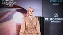 Dinda Hauw dan Rey Mbayang diketahui sedang berada di Dubai. Tak hanya sekedar liburan, rupanya Dinda Hauw mengisi acara sebagai model catwalk Dubai Modest Fashion Week. (Instagram/dazadiafashion).