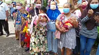 Kedatangan Gubernur Jawa Tengah Ganjar Pranowo ke Desa Temurejo Blora, Rabu (10/11/2021) membuat heboh warga. (Liputan6.com/ Felek Wahyu)