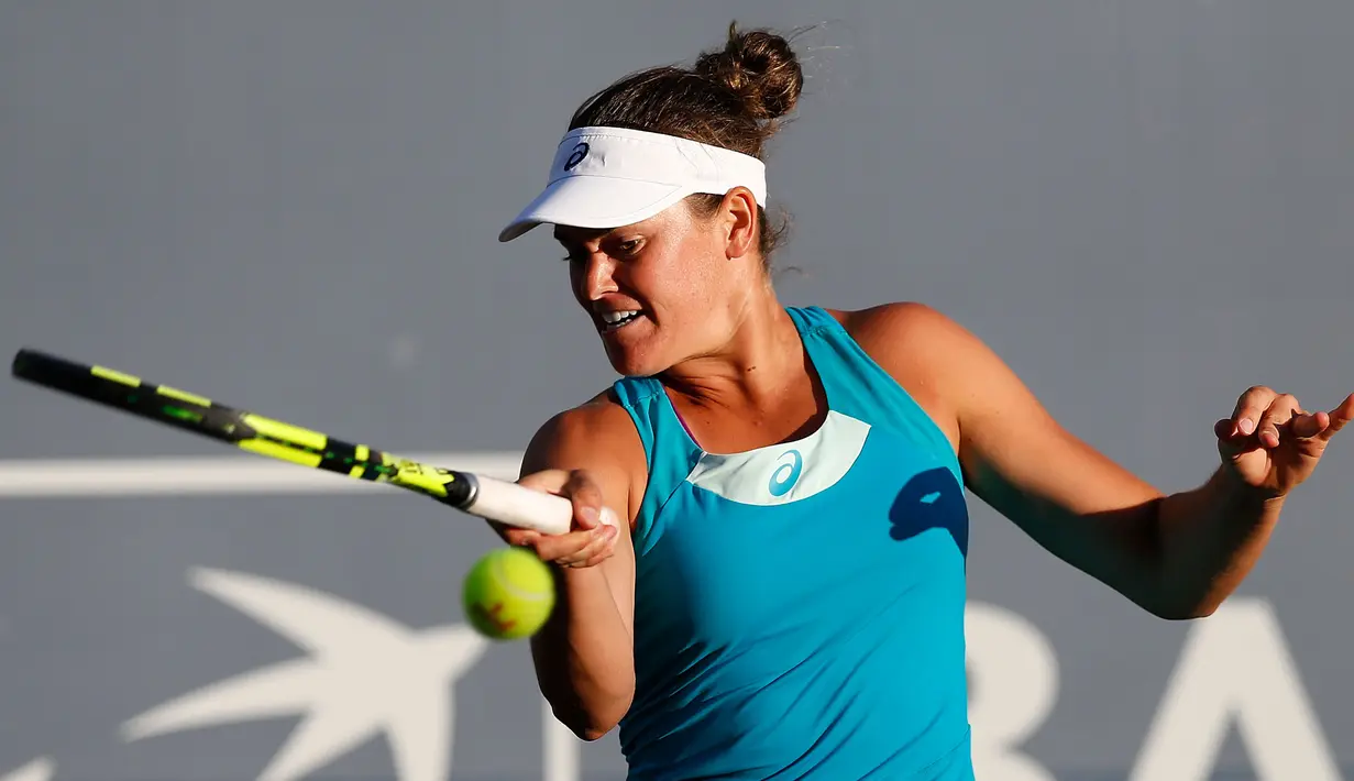 Petenis, Jennifer Brady mengembalikan bola Petenis, Maria Sharapova saat bertanding di Bank of the West Classic di Stanford, California (31/7). Sharapova terbebas dari sanksi akibat penggunaan doping selama 15 bulan. (AFP Photo/Lachlan Cunningham)