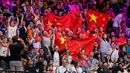 Pendukung China memberikan dukungan kepada atletnya saat final aparatus Kejuaraan Dunia Gimnastik 2025 di Indonesia Arena, Senayan, Jakarta, Sabtu (25/10/2025). (Bola.com/Bagaskara Lazuardi)