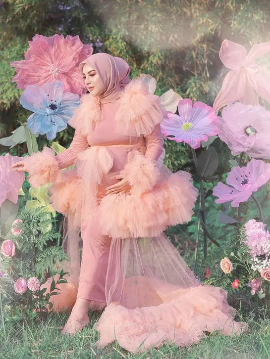 Gaunnya semakin menarik dengan aksen tumpuk pada bagian bahu, tangan dan ujung rok. Kesan mewah seketika terlihat dari tampilan Irish Bella pada photoshoot kali ini. (Foto: instagram.com @fdphotography90/@_irishbella_)