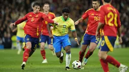 Pemain Brasil, Endrick (tengah) berusaha melewati sejumlah pemain Spanyol pada laga FIFA Matchday yang berlangsung di Santiago Bernabeu, Madrid, Spanyol, Rabu (27/03/2024) WIB. (AP Photo/Jose Breton)