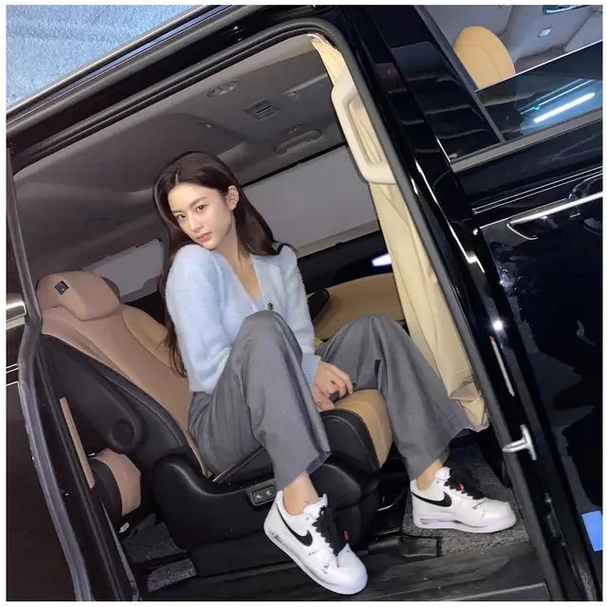 6 Ide Padu Padan Outfit Nongkrong ala Go Yoon Jung, Tampil Kece di Kafe