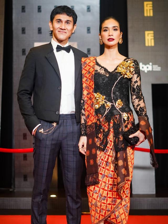 Marsha Timothy kenakan kebaya modern full payet hitam