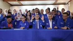 Ketua Umum Partai Amanat Nasional, Zulkifli Hasan (tengah) saat jumpa pers di Rumah PAN di kawasan Senopati, Jakarta, Kamis (12/4). Ketua PAN menegaskan bahwa partai berlambang Matahari ini masih tetap berada dalam koalisi pemerintah. (Liputan6.com)