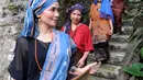 Perempuan lintas komunitas saat kegiatan Sapawastra memperingati Hari Ibu di pelataran Secret Garden Art Space, Depok, Jawa Barat, Rabu (22/12/2022). Kegiatan ini menampilkan tarian dan fashion show kain tenun tradisional asal Baduy dan Flores. (merdeka.com/Arie Basuki)