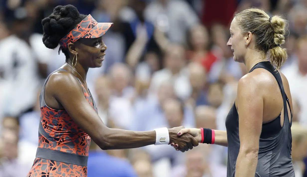 Petenis Amerika Serikat, Venus Williams, bersalaman dengan petenis Ceko, Petra Kvitova, pada turnamen AS Terbuka di New York, Rabu (6/9/2017). Venus Williams menang 6-3, 3-6, 7-6 (7-2) atas Petra Kvitova. (AP/Kathy Willens)