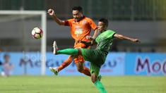 Aksi Pemain PS TNI, Manahati Lestusen (kanan) berduel dengan pemain Borneo FC, Ponaryo Astaman pada lanjutan Liga 1 Indonesia di Stadion Pakansari, Bogor, Senin (17/4/2017). PS TNI dan Borneo FC bermain imbang 2-2. (Bola.com/Nicklas Hanoatubun)
