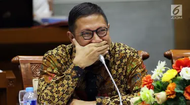 Menteri Agama Lukman Hakim Saifuddin saat mengikuti Raker dengan Komisi VIII DPR di Kompleks Parlemen, Senayan, Jakarta, Selasa (4/9). Raker tersebut membahas Rencana Kerja/Anggaran Kementerian Agama Tahun Anggaran 2019. (Liputan6.com/Johan Tallo)